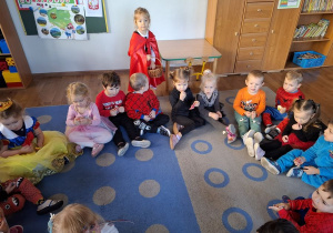Hania_Czerwony_Kapturek_częstuje_cukierkami 1