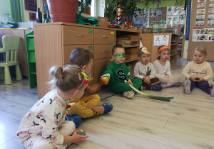 Dzieci podczas zabawy w kole pt. Jabłko jest okrągłe jak...