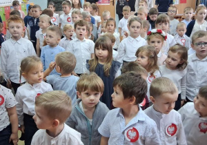 Dzieci przygotowują się do odśpiewania hymnu.