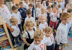 Dzieci śpiewają Hymn Polski.