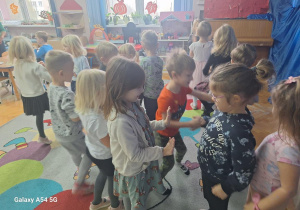 Zabawa "Witamy się".