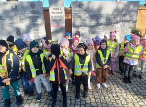 "Hołd Bohaterom" - wyjście na kutnowski cmentarz, realizacja grantu "Różanym Szlakiem z Kutnowskim Przedszkolakiem"