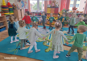 Dzieci tańczą do piosenki "Ogórek zielony".