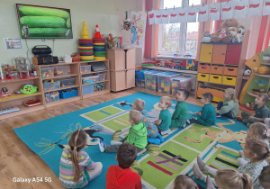 Dzieci oglądają film edukacyjny "Ciekawostki o ogórkach".