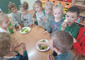 Dzieci degustują ogórki: zielone, kiszone i konserwowe.
