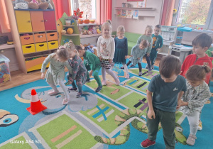 Wyścigi rzędów - zabawy z wykorzystaniem ogórka.
