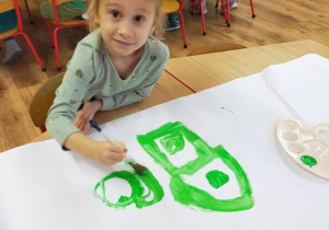 Dzieci malują świat w kolorze ogórka - zielonym.