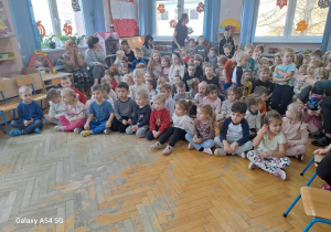 Dzieci oglądają przedstawienie przygotowane przez "Buziaki".
