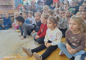 Dzieci oglądają przedstawienie przygotowane przez "Buziaki".