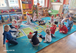Dzieci otrzymały od swych starszych kolegów czerwone serduszka.
