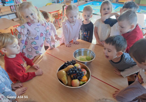 Dzieci nazywają owoce krajowe i egzotyczne.