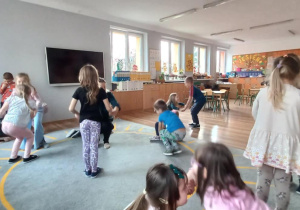 Zabawa relacyjna wg metody W. Sherborne - relacja "Razem". Zabawa pt. "Wahadło".