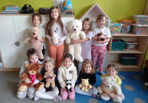 Dziewczynki pozują do zdjęcia trzymając swoje misie.
