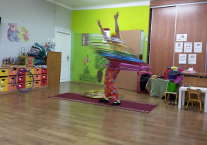 Artystka cyrkowa kręci hula - hop.