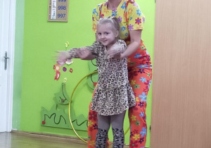 Alisa uczy się sztuczki cyrkowej.
