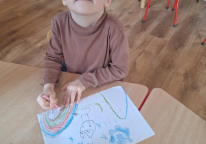 Franio rysuje ilustrację do wysłuchanej bajki.