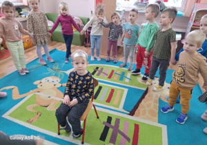 Dzieci śpiewają Julkowi "Sto lat".