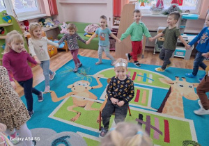 Dzieci śpiewają Julkowi "Sto lat".