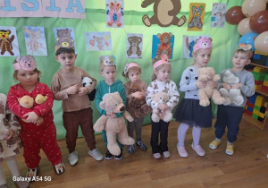 Dzieci na uroczystości przedszkolnej z okazji Światowego Dnia Pluszowego Misia.