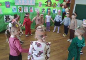 Dzieci podczas wykonania piosenki i tańca pt. "Mały miś pluszowy".