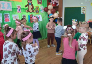 Dzieci podczas wykonania piosenki i tańca pt. "Mały miś pluszowy".