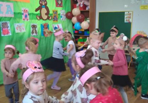 Dzieci podczas wykonania piosenki i tańca pt. "Mały miś pluszowy".