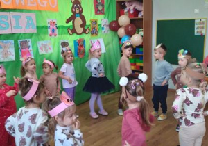 Dzieci podczas wykonania piosenki i tańca pt. "Mały miś pluszowy".