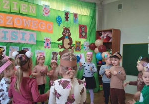 Dzieci podczas wykonania piosenki i tańca pt. "Mały miś pluszowy".