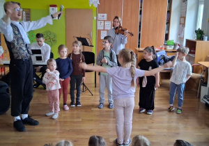 Dzieci grają w orkiestrze.
