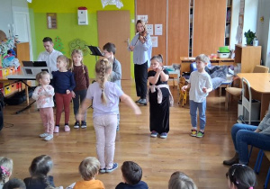 Dzieci grają w orkiestrze.
