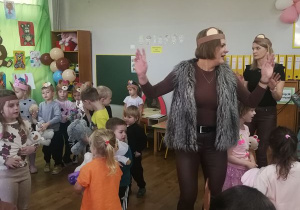 Dzieci podczas zabawy.