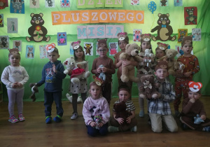 Dzieci ze swoimi pluszakami.