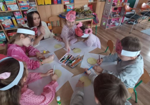 Królowa przy stoliku z dziećmi