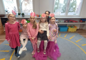 Dziewczynki na sesji zdjęciowej z Królową