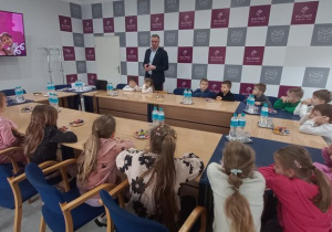 Dzieci oglądają prezentację dot. Kutna i słuchają Pana Prezydenta