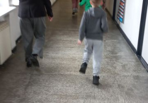 Dzieci wędrują po korytarzach Urzędu