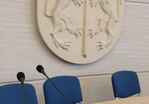 Herb Kutna - rzeźba w Sali Konferencyjnej