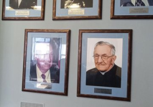 Fotografie Honorowych Obywateli Miasta Kutna w Sali Konferencyjnej