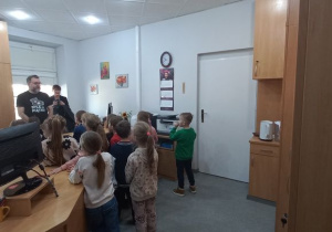 Dzieci z wizytą w Dziale Edukacji