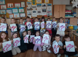 „Róża – symbol Kutna” – wylepianie róży plasteliną. Realizacja grantu "Różanym Szlakiem z Kutnowskim Przedszkolakiem"