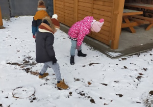 „Hartujemy ciało” - zimowe zabawy na śniegu.