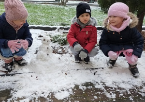 „Hartujemy ciało” - zimowe zabawy na śniegu.