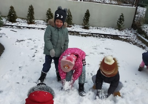 „Hartujemy ciało” - zimowe zabawy na śniegu.