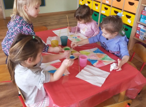 "Abstrakcja - zabawa plastyczna z taśmą maskującą" - realizacja Międzynarodowego Projektu Edukacyjnego "Kreatywne prace plastyczne".
