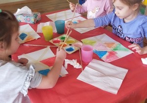 "Abstrakcja - zabawa plastyczna z taśmą maskującą" - realizacja Międzynarodowego Projektu Edukacyjnego "Kreatywne prace plastyczne".