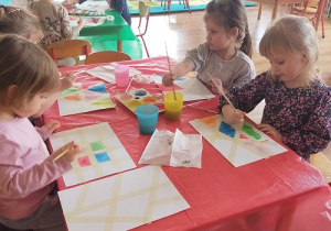 "Abstrakcja - zabawa plastyczna z taśmą maskującą" - realizacja Międzynarodowego Projektu Edukacyjnego "Kreatywne prace plastyczne".