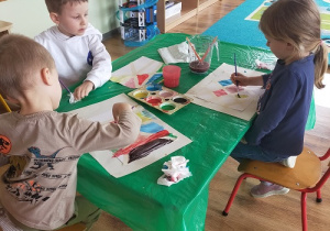 "Abstrakcja - zabawa plastyczna z taśmą maskującą" - realizacja Międzynarodowego Projektu Edukacyjnego "Kreatywne prace plastyczne".