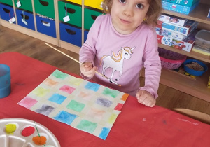 "Abstrakcja - zabawa plastyczna z taśmą maskującą" - realizacja Międzynarodowego Projektu Edukacyjnego "Kreatywne prace plastyczne".