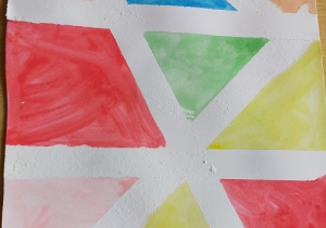 "Abstrakcja - zabawa plastyczna z taśmą maskującą" - realizacja Międzynarodowego Projektu Edukacyjnego "Kreatywne prace plastyczne".
