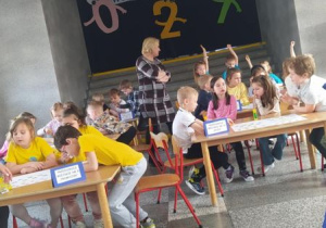 Dzieci podczas konkursu matematycznego